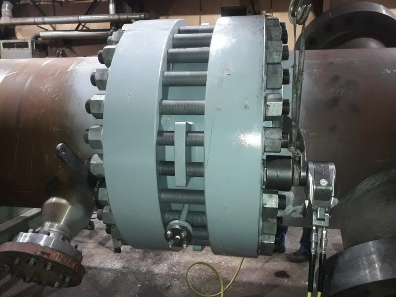 Verschraubte Flanschverbindung einer Rohrleitung beim hydraulischen Anziehen